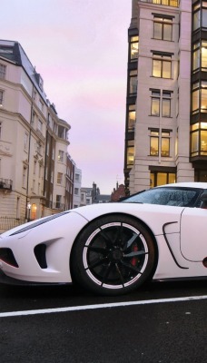 белый спортивный автомобиль koenigsegg agera r