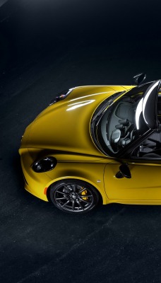 желтый спортивный автомобиль Alfa Romeo 4C yellow sports car