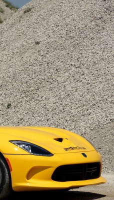 желтый спортивный автомобиль Dodge Viper SRT yellow sports car