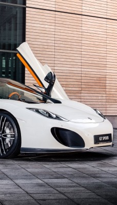 белый спортивный автомобиль McLaren MP4-12C white sports car