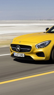 желтый спортивный автомобиль mercedes amg gt