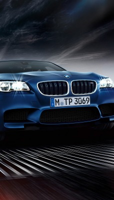 синий автомобиль BMW M5