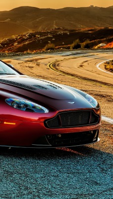 Aston-Martin Vantage закат горы