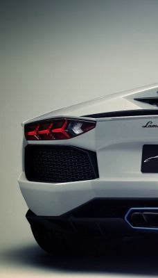 белый автомобиль спортивный Lamborghini Aventador