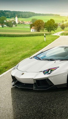 спортивный белый автомобиль Lamborghini Aventador