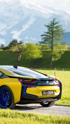 bmw i8 спорткар желтая лужайка дорога деревья