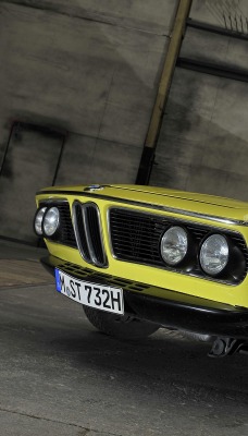 bmw желтый вид спереди