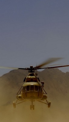 Вертолет над пустыней