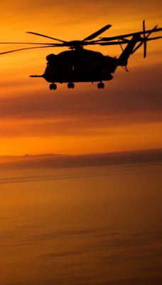вертолет солнечный закат море