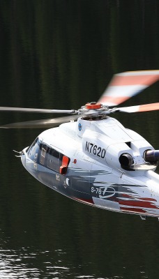 вертолет над водой полет лопасти