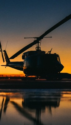 вертолет аэродром на закате отражение