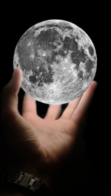 Светящаяся луна в руке