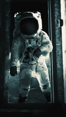 космонавт скафандр космос дверь