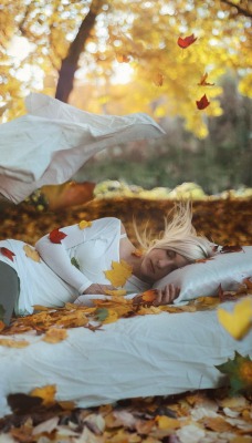 Девушка постель осень лес