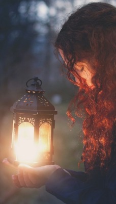 девушка фонарь ночь лес