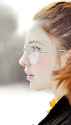 Рыжнькая девушка в очках