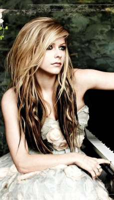 Avril lavigne у рояля