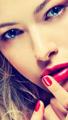 Девушка с красными губами и ногтями
