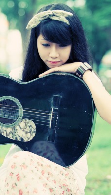 миленькая девушка с гитарой