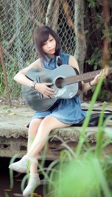 девушка на пирсе с гитарой