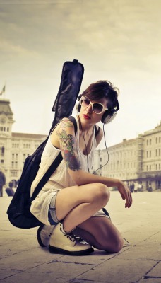 девушка с гитарой на площади