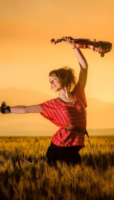 девушка со скрипкой в поле