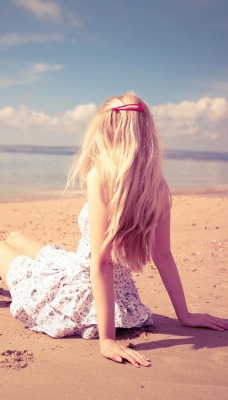 Девченка на пляже