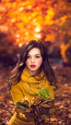Девушка брюнетка осень с листьями