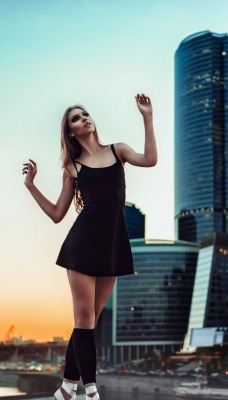 девушка черное платье небоскребы