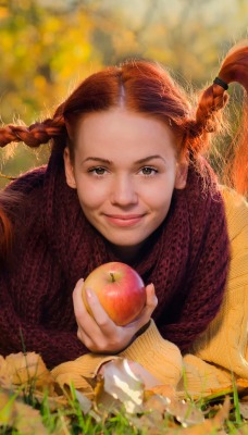 Девушка рыжая косички яблоко на земле
