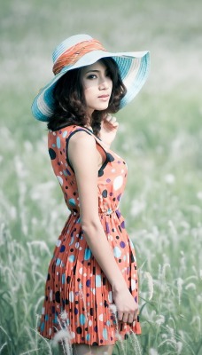 Азиатка в траве девушка шляпка