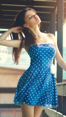 девушка брюнетка синее платье   blue dress