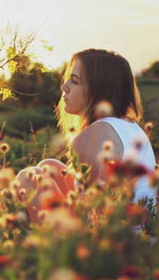 девушка закат поле цветы