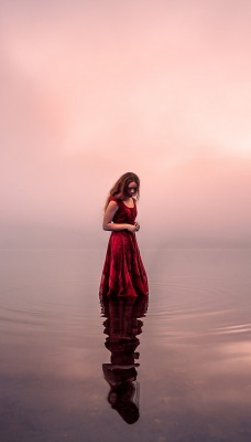 девушки красный платье вода