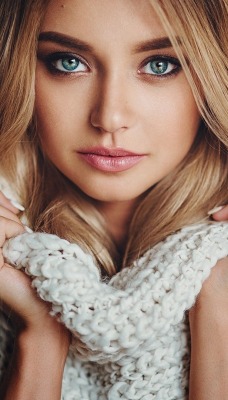 красивая девушка вязаный шарф