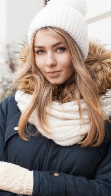 девушка зима варежки шапка
