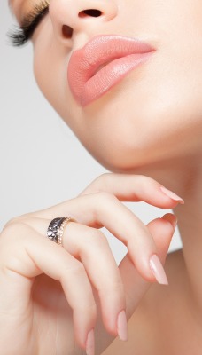 девушка губы кольцо рука