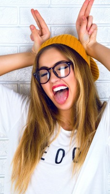 девушка улыбка веселье язык очки эмоция