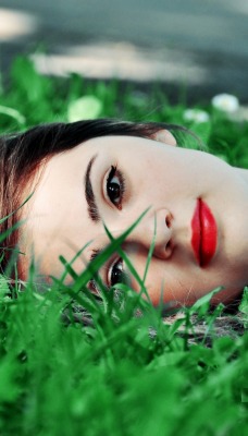 девушка лежит трава красные губы