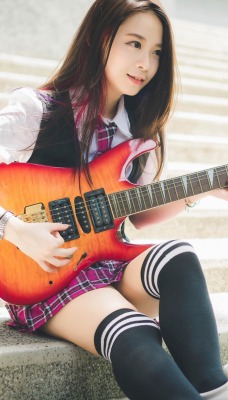 девушка азиатка гитара ступеньки гитаристка
