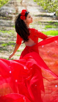 девушка платье красное сад