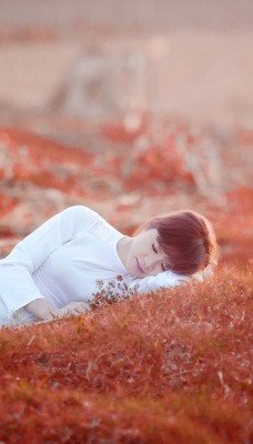 девушка лежит на траве в белом