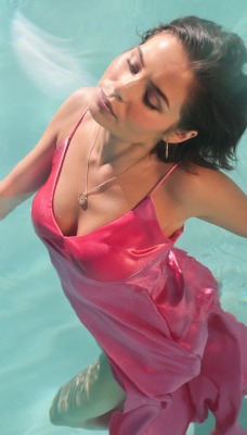 девушка платье бассейн розовое