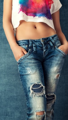 джинсы девушка футболка стена