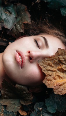девушка лицо листья осень на земле