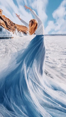 снег лед платье девушка скала зима