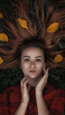 девушка волосы листья лицо
