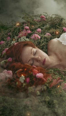 девушка в платье лежит спит книга цветы