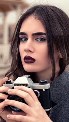 девушка лицо брюнетка фотоаппарат