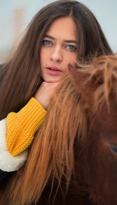 девушка лошадь брюнетка грива